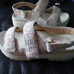 LIKE NEW VIONIC PLATFORM SANDELS